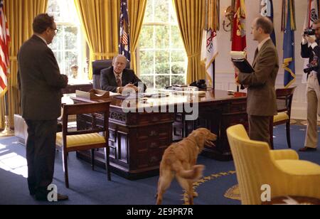 Gerald Ford, il 38° presidente degli Stati Uniti, muore a 93 anni, sua moglie Betty ha annunciato in una breve dichiarazione il 27 dicembre 2006. File immagine dalla Biblioteca del Presidente. Titolo originale : il presidente Ford conferisce al Segretario di Stato Henry Kissinger e al Consulente per la sicurezza nazionale Brent Scowcroft nell'Ufficio ovale. 8 ottobre 1974. Foto Gerald R Ford Library via ABACAPRESS.COM Foto Stock