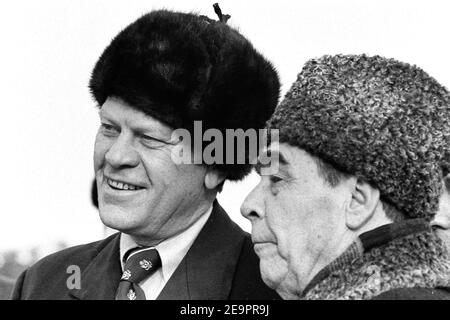 Gerald Ford, il 38° presidente degli Stati Uniti, muore a 93 anni, sua moglie Betty ha annunciato in una breve dichiarazione il 27 dicembre 2006. File immagine dalla Biblioteca del Presidente. Didascalia originale : il presidente Ford incontra il segretario generale sovietico Leonid Brezhnev al Sanitarium di Okeansky, Vladivostok, URSS. 23 novembre 1974. Foto Gerald R Ford Library via ABACAPRESS.COM Foto Stock