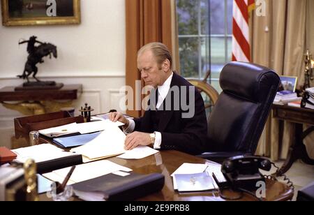 Gerald Ford, il 38° presidente degli Stati Uniti, muore a 93 anni, sua moglie Betty ha annunciato in una breve dichiarazione il 27 dicembre 2006. File immagine dalla Biblioteca del Presidente. Titolo originale : il presidente Ford al lavoro nell'Ufficio ovale. 27 gennaio 1976. Foto Gerald R Ford Library via ABACAPRESS.COM Foto Stock