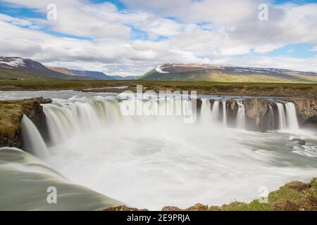 La cascata Godafoss in Islanda in una giornata estiva Foto Stock