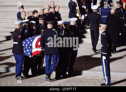 Una guardia militare d'onore porta il cazzo dell'ex presidente degli Stati Uniti Gerald R. Ford sui gradini della Camera dei rappresentanti degli Stati Uniti al Campidoglio 30 dicembre 2006 a Washington, DC. Ford giace nello stato nella rotonda del Campidoglio fino a martedì, quando una cerimonia funeraria si terrà presso la Cattedrale Nazionale di Washington. Foto di Olivier Douliery/ABACAPRESS.COM Foto Stock