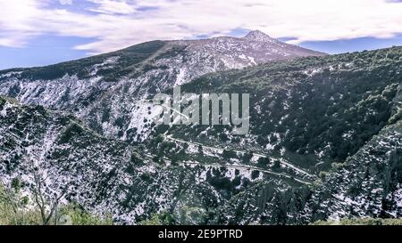 piccola strada curvilinea che salirà sulla montagna innevata conosciuta come Il muro cinese di Guadalajara Spagna Foto Stock