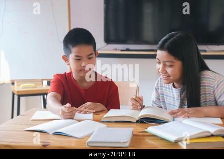 Due bambini della scuola primaria imparano insieme. Foto Stock