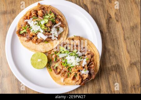 Tacos arrosto con tortillas di mais. Cibo messicano. Concetto di cibo messicano Foto Stock