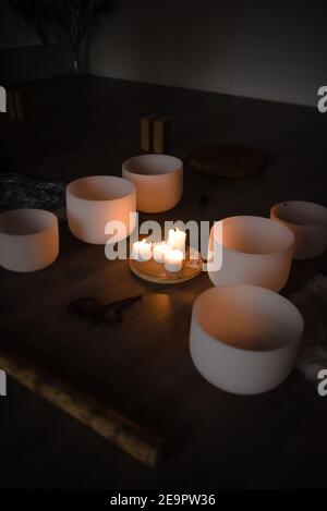 le candele e la ciotola di canto di cristallo preparati per la guarigione del suono classe Foto Stock