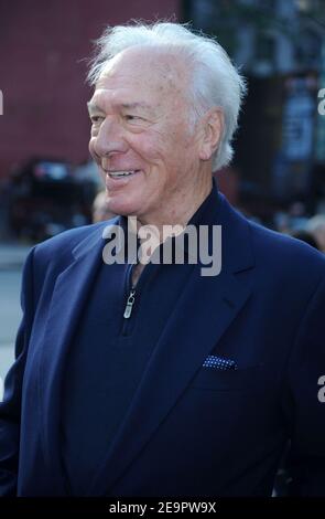 6 Feb 2021. FILE: Christopher Plummer Dies all'indirizzo 91. Manhattan, Stati Uniti d'America. 24 maggio 2011. NEW YORK, NY - MAGGIO 24: Christopher Plummer partecipa alla proiezione di New York di 'Beginners' alla Tribeca Grand Screening Room il 24 Maggio 2011 a New York City. People: Christopher Plummer Credit: Storms Media Group/Alamy Live News Foto Stock