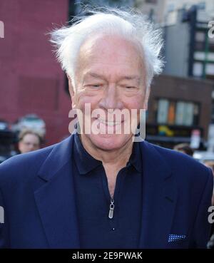 6 Feb 2021. FILE: Christopher Plummer Dies all'indirizzo 91. Manhattan, Stati Uniti d'America. 24 maggio 2011. NEW YORK, NY - MAGGIO 24: Christopher Plummer partecipa alla proiezione di New York di 'Beginners' alla Tribeca Grand Screening Room il 24 Maggio 2011 a New York City. People: Christopher Plummer Credit: Storms Media Group/Alamy Live News Foto Stock