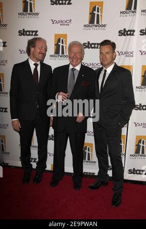 6 Feb 2021. FILE: Christopher Plummer Dies all'indirizzo 91. Manhattan, Stati Uniti d'America. 24 Ott 2011. BEVERLY HILLS, CA - 24 OTTOBRE: Christopher Plummer Ewan McGregor arriva al 15° gala annuale dei Hollywood Film Awards all'hotel Beverly Hilton il 24 ottobre 2011 a Beverly Hills, California. People: Christopher Plummer Ewan McGregor Credit: Storms Media Group/Alamy Live News Foto Stock