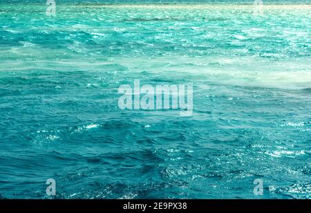 Maldive isola Aerial vista acque turchesi. Ripple acqua texture incredibile natura sfondo. Foto Stock