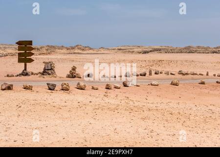 Gita in auto al Parco Nazionale di Ras Mohammed. Cartello in legno viaggio destionation nel deserto. Deserto Landscape strada e pietra. Sharm el Sheikh, Sinai Peninsu Foto Stock