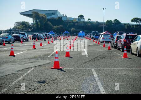 Albany, Stati Uniti. 05 febbraio 2021. Le auto aspettano in fila per ricevere gratuitamente i vaccini COVID-19 per le persone di età superiore ai 75 anni su appuntamento solo presso i campi Golden Gate. Credit: SOPA Images Limited/Alamy Live News Foto Stock