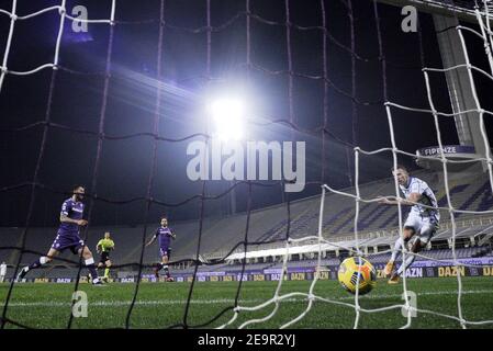 Firenze, Italia. 5 Feb 2021. Inter's Ivan Perisic segna il suo gol durante una partita di calcio tra Fiorentina e FC Inter a Firenze, 5 febbraio 2021. Credit: Alberto Lingria/Xinhua/Alamy Live News Foto Stock