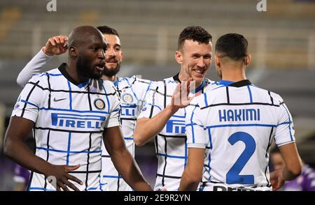 Firenze, Italia. 5 Feb 2021. Inter's Ivan Perisic (2° R) celebra il suo obiettivo con i suoi compagni di squadra durante una serie DI partite di calcio tra Fiorentina e FC Inter a Firenze, Italia, 5 febbraio 2021. Credit: Alberto Lingria/Xinhua/Alamy Live News Foto Stock