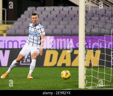 Firenze, Italia. 5 Feb 2021. Inter's Ivan Perisic segna il suo gol durante una partita di calcio tra Fiorentina e FC Inter a Firenze, 5 febbraio 2021. Credit: Alberto Lingria/Xinhua/Alamy Live News Foto Stock