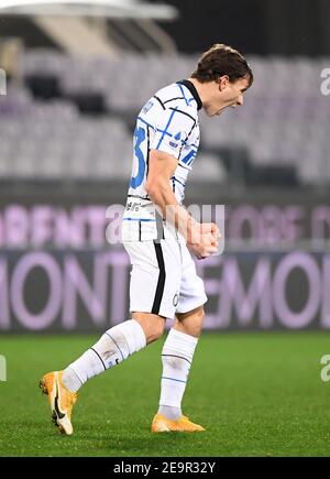 Firenze, Italia. 5 Feb 2021. L'Inter's Nicolo Barella celebra il suo obiettivo durante una partita di calcio tra Fiorentina e FC Inter a Firenze, 5 febbraio 2021. Credit: Alberto Lingria/Xinhua/Alamy Live News Foto Stock