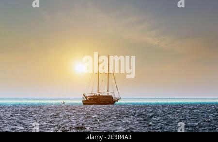 Paesaggio Barche a vela mare Egitto costa Africa. barca a vela in legno alba paesaggio del Mar Rosso. Concetto di destinazione di vacanza. Foto Stock