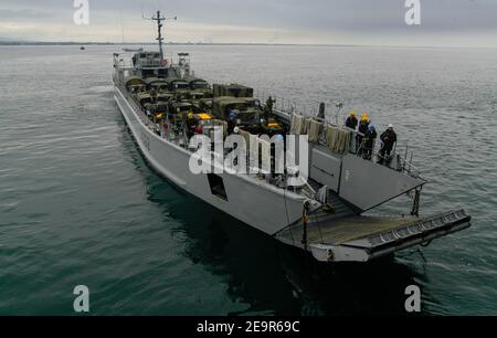 FS Hallebarde un'imbarcazione di atterraggio della Marina francese che lascia il Nave d'assalto FS Mistral dopo aver preso i soldati e. veicoli Foto Stock