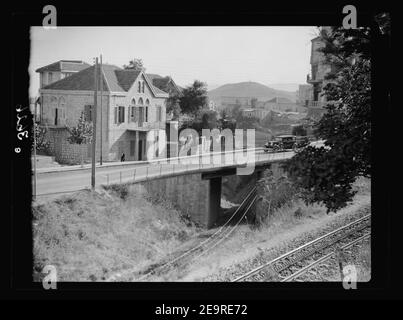 Montare il Libano. Beirut. Aleih, Ras-el-Metn distretto. Aleih. La ferrovia e la strada del motore Foto Stock