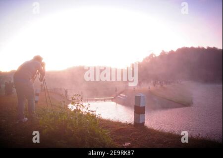 Al mattino il sole si addentrava sull'acqua. Questo causò un sacco di fumo e nebbia, i turisti stavano scattando foto nella valle e l'acqua a Pang Ung Rese Foto Stock