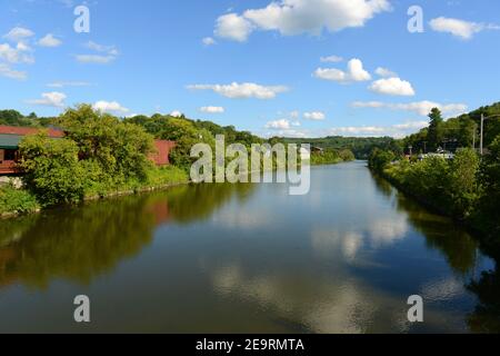 Winooski River attraversa il centro di Montpelier in estate, Montpelier, Vermont VT, USA. Montpelier è la capitale del Vermont ed è la capitale più piccola Foto Stock