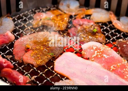 Yakiniku - Barbecue giapponese su una calda stufa Chacoal Foto Stock