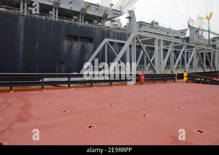 USNS Stockham e USNS Montford Point di MSC eseguono una manovra "skin-to-skin" 160313 Foto Stock