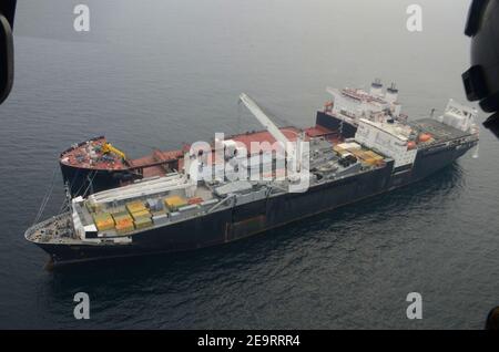 USNS Stockham e USNS Montford Point di MSC eseguono una manovra "skin-to-skin" 160313 Foto Stock