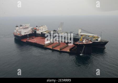 USNS Stockham e USNS Montford Point di MSC eseguono una manovra "skin-to-skin" 160313 Foto Stock