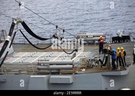 L'USNS Charles Drew di MSC conduce il rifornimento trilaterale a Sea 160419 Foto Stock