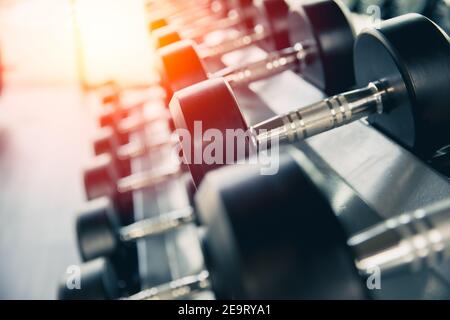 Peso dumbbell per allenamento muscolare in palestra fitness club, colpo di closeup Foto Stock