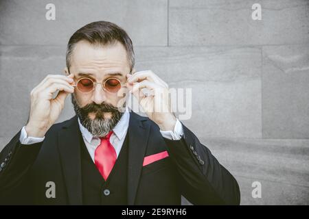 Uomo d'affari portava latino elegante bel indossare occhiali da sole con spazio per testo Foto Stock