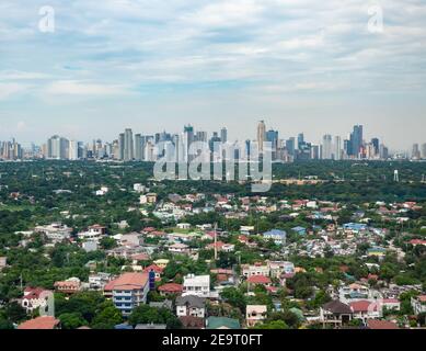 Sobborghi di Manila con il centro di Manila sullo sfondo. Foto Stock