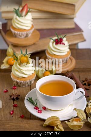 muffin con spezie autunnali tradizionali. Con tazza da tè. Tavolo in marmo bianco, spazio per la copia Foto Stock