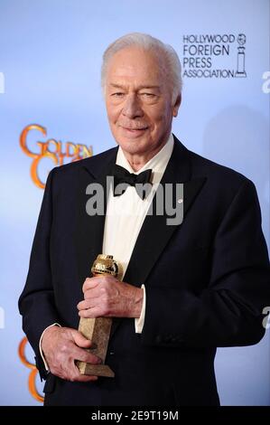 6 Feb 2021. FILE: Christopher Plummer Dies all'indirizzo 91. File photo datato 15 gennaio 2012 di Christopher Plummer (miglior performance in un ruolo di supporto in un film) si pone nella sala stampa alla 69° cerimonia annuale dei Golden Globe Awards, tenutasi al Beverly Hilton Hotel di Los Angeles, CA, USA. Christopher Plummer, che ha recitato in The Sound of Music, ha vinto un Oscar per i principianti ed è stato nominato per tutti i soldi nel mondo e l'ultima stazione, è morto, all'età di 91 anni, pacificamente oggi nella sua casa in Connecticut, la sua famiglia confermato. Credit: Abaca Press/Alamy Live News Foto Stock