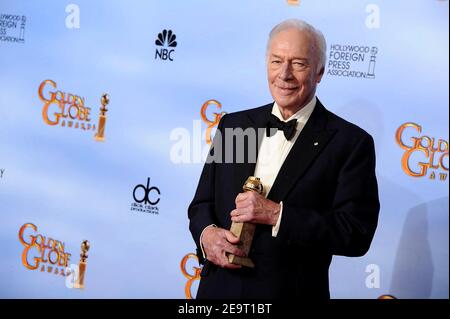 6 Feb 2021. FILE: Christopher Plummer Dies all'indirizzo 91. File photo datato 15 gennaio 2012 di Christopher Plummer (miglior performance in un ruolo di supporto in un film) si pone nella sala stampa alla 69° cerimonia annuale dei Golden Globe Awards, tenutasi al Beverly Hilton Hotel di Los Angeles, CA, USA. Christopher Plummer, che ha recitato in The Sound of Music, ha vinto un Oscar per i principianti ed è stato nominato per tutti i soldi nel mondo e l'ultima stazione, è morto, all'età di 91 anni, pacificamente oggi nella sua casa in Connecticut, la sua famiglia confermato. Credit: Abaca Press/Alamy Live News Foto Stock