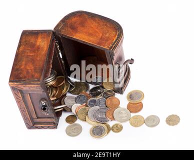 Scrigno di legno pieno di monete thai isolato su bianco Foto Stock