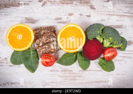 Cibo nutriente come fonte di vitamina B9, la fibra dietetica, acido folico e minerali naturali, il concetto di uno stile di vita sano Foto Stock