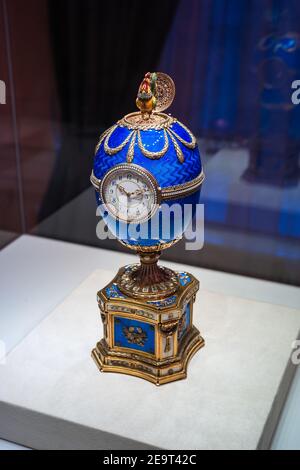 San Pietroburgo, Russia - ca. Dicembre 2017: Uovo di Pasqua Blue Faberge con un Orologio Dial e un cockerel chiamato Kelch Chanticleer Egg al Faberge Mus Foto Stock