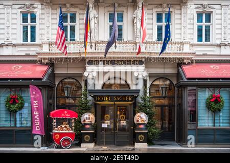 Vienna, Austria - Decembter 19 2020: Ingresso dell'Hotel Sacher, famoso per la sua torta al cioccolato. Foto Stock