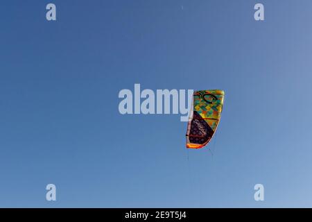 Paracadute dai colori brillanti del kite surf nel cielo blu. Posiziona per il testo. Foto Stock