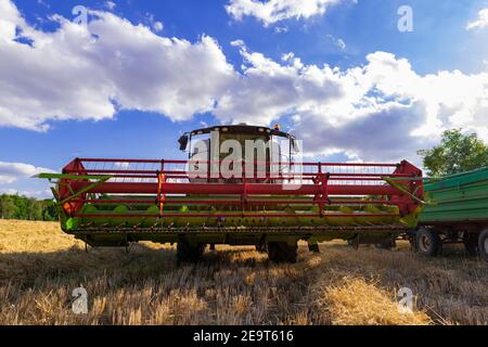 Una mietitrebbia su un campo Foto Stock