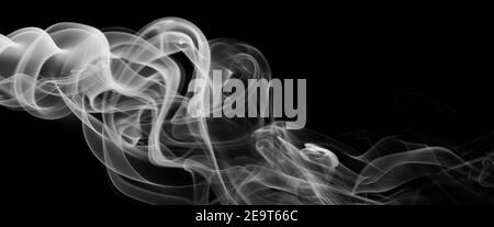 La nuvola bianca di fumo si nuota isolata su sfondo nero Foto Stock