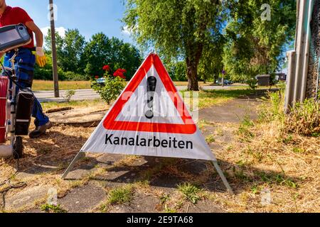 Kaufen , Aufsteller mit der Aufschrift Kanalarbeiten Foto Stock