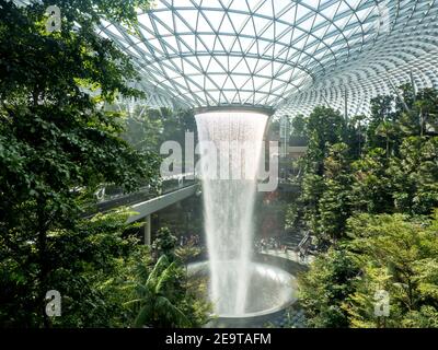 Il sole si riflette sulla cascata nel cuore di il terminal dei gioielli dell'aeroporto di changi singapore 4 Foto Stock