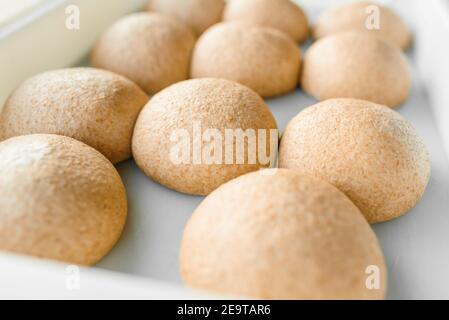 Impasto di grano con farina. Cucina pizza con pasta gialla italiana. Cibo bianco nel ristorante. Prodotti a base di farina Foto Stock