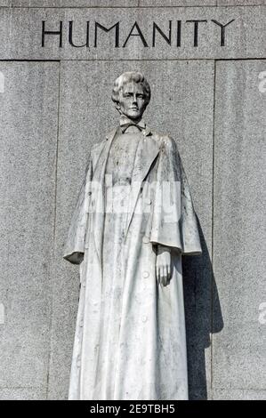 Statua commemorativa dell'infermiera ed eroina Edith Cavell (1865 - 1915) che è stato ucciso da una squadra tedesca di fuoco per tradimento nella prima guerra mondiale monum pubblico Foto Stock