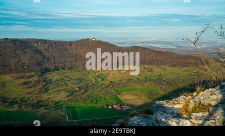 Germania, Magical vista aerea sopra la valle del giura svevo paesaggio naturale all'alba vicino stoccarda con vista al castello teck in autunno Foto Stock