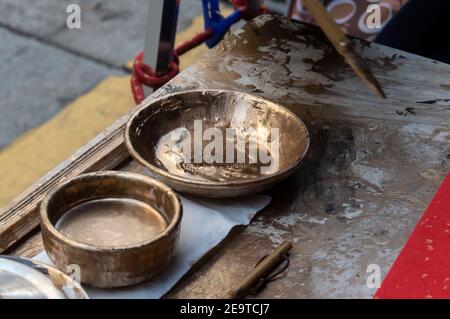 Hong Kong, Cina. 06 febbraio 2021. HONG KONG, HONG KONG SAR, CINA: 6 FEBBRAIO 2021. Una calligrafia sifu (master) lavora sul lato di una strada trafficata in Causeway Bay Hong Kong producendo coppie Cantonesi dipinti a mano pronti per il Capodanno cinese. I couplets di Capodanno lunare o il lyun di cheun, sono usati come decorazione e hanno differenti messaggi auspicious scritti su loro. CNY inizierà venerdì 12 febbraio 2021 con la festa che inaugurerà l'anno zodiacale dell'Ox. Alamy Live News/Jayne Russell Credit: Jayne Russell/Alamy Live News Foto Stock