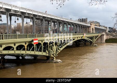 Pont Bir-Hakeim durante il diluvio della Senna a Parigi Foto Stock