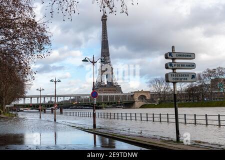 Alluvione del fiume Senna a Parigi vicino a Pont de Bir-Hakeim e Torre Eiffel Foto Stock